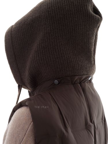 Шоколадный пуховый жилет с вязаным капюшоном