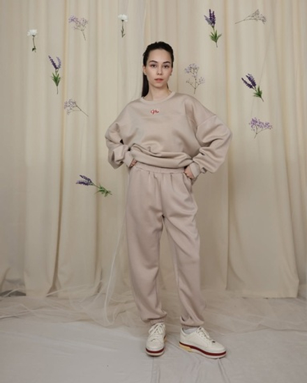 костюм из свитшота и брюк