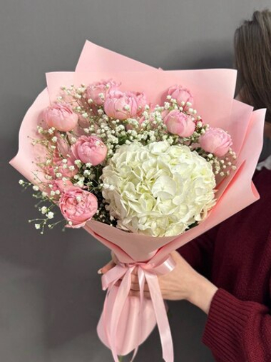 Букет с гортензией и пионовидными розами сорта "Джульетта"