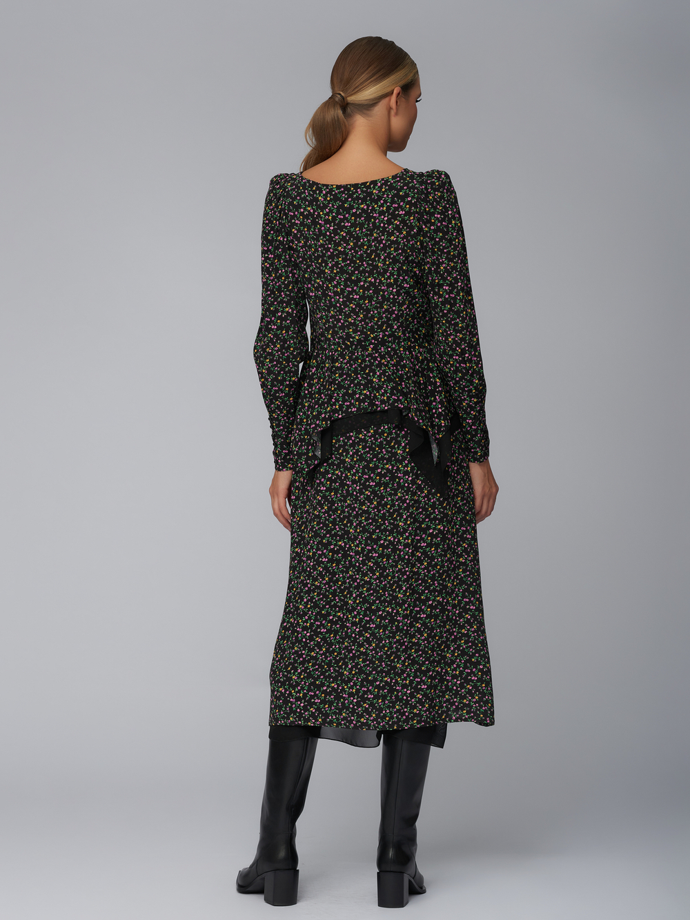 Черное платье в мелкий цветок