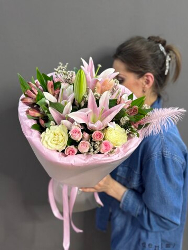 Авторский букет с белой лилией