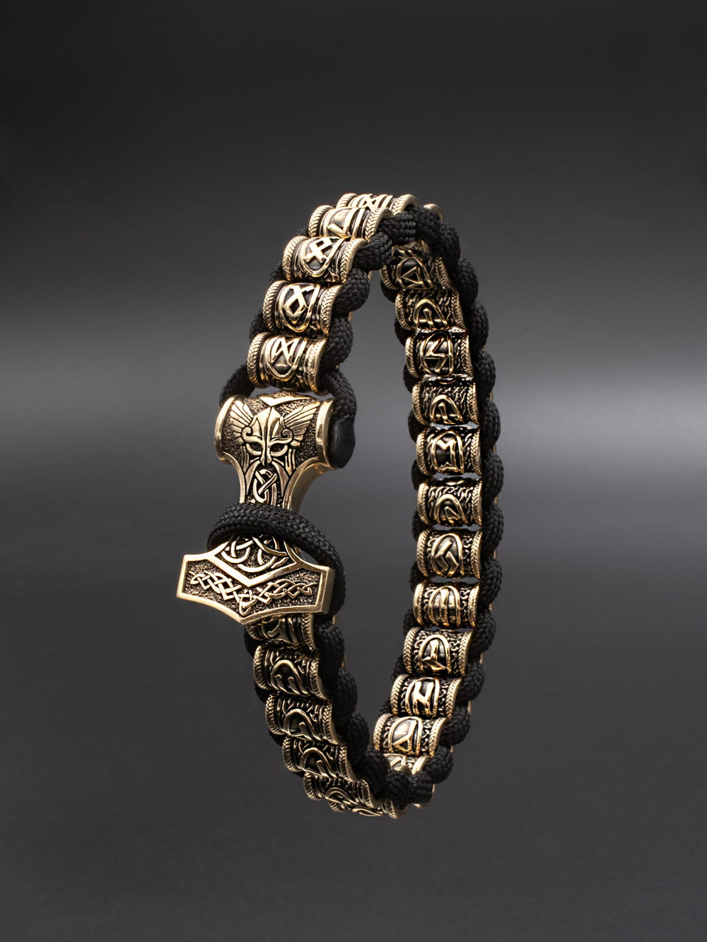 Браслет золотого цвета в скандинавском стиле