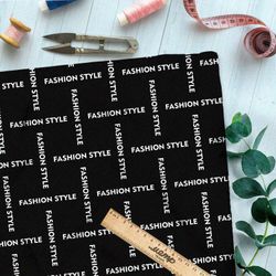 Ткань оксфорд 600 стильная клетка из белых надписей на чёрном фоне