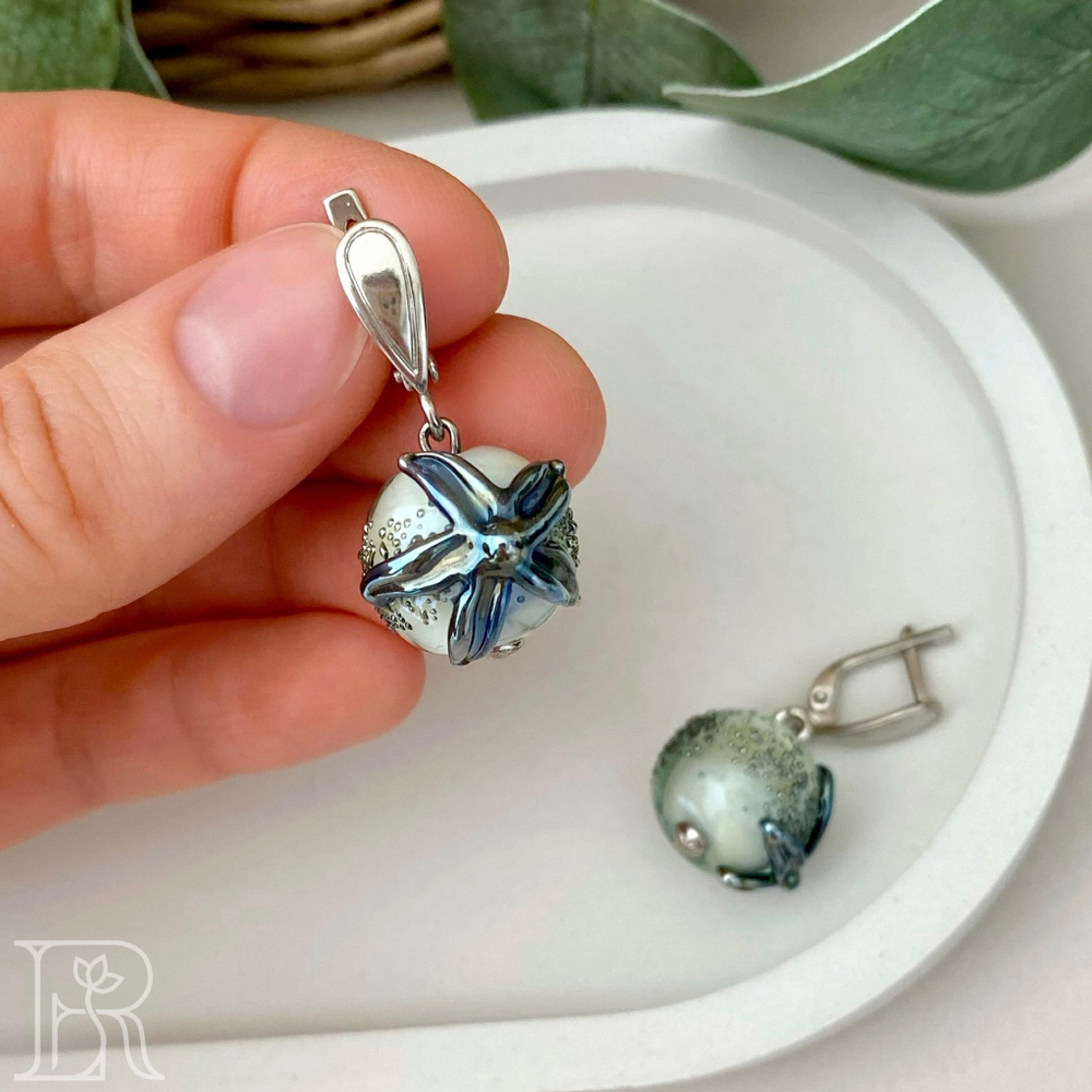 LEFIREL' Серьги серебряные женские "Мальдивы" с бусинами из муранского стекла / ювелирные украшения из родированного серебра 925