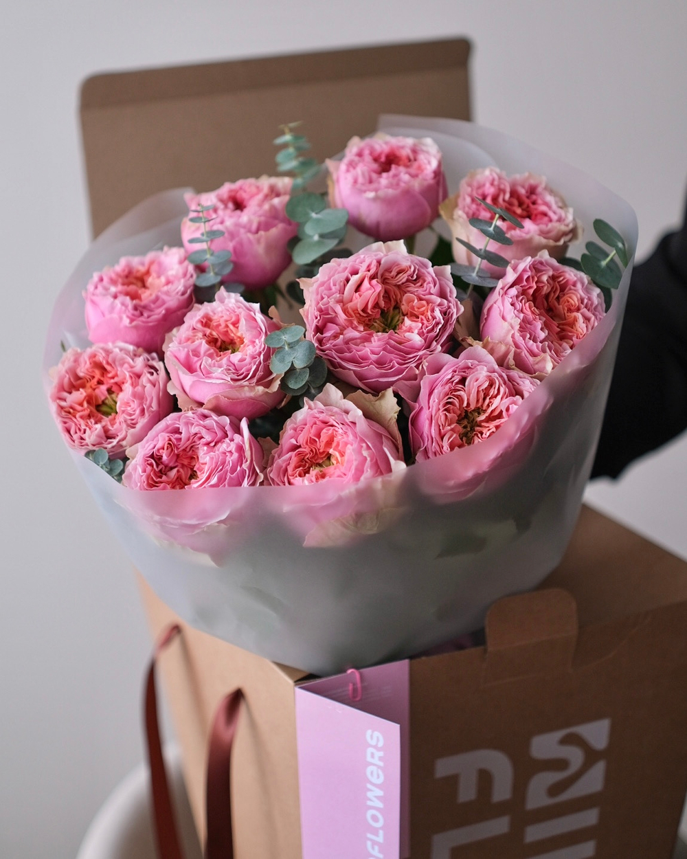 Монобукет из пионовидных роз Пинк Монстр с эвкалиптом