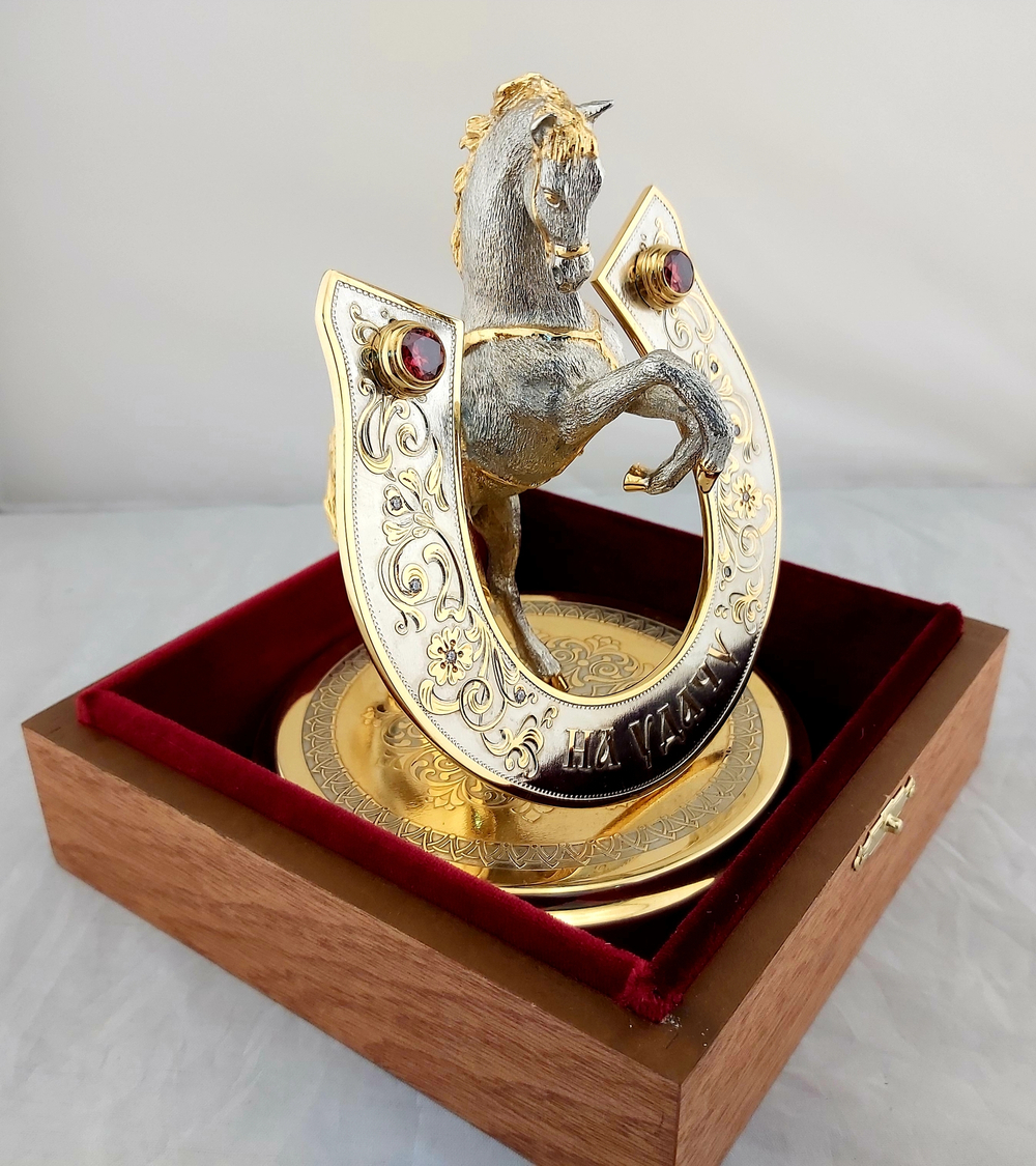 Конь с подковой "На удачу"  (Златоуст) с фианитами