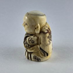 Статуэтка нэцкэ Мальчик Карако с рыбиной на удачу