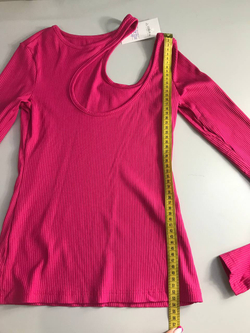 Футболка Charmstore с открытым плечом, визуально 42 размер