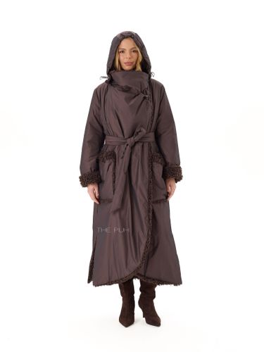 Утепленное шоколадное пальто с эко-мехом