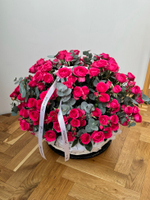 Цветочная корзина из розовых кустовых роз и эвкалипта размер XL