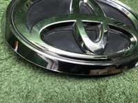 Эмблема решетки радиатора Toyota Fortuner 2 15-нв