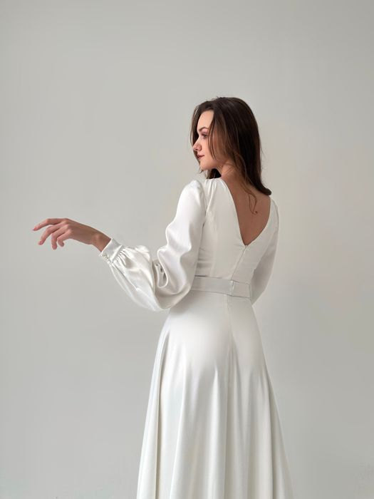 Свадебное нарядное платье с поясом и открытой спиной (молочный)