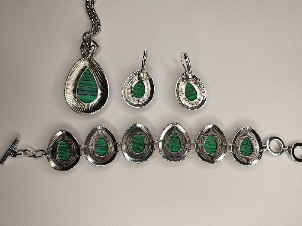 Комплект бижутерии. Подвеска, серьги, браслет с малахитовыми вставками "Малахит" Форма "Капля""
