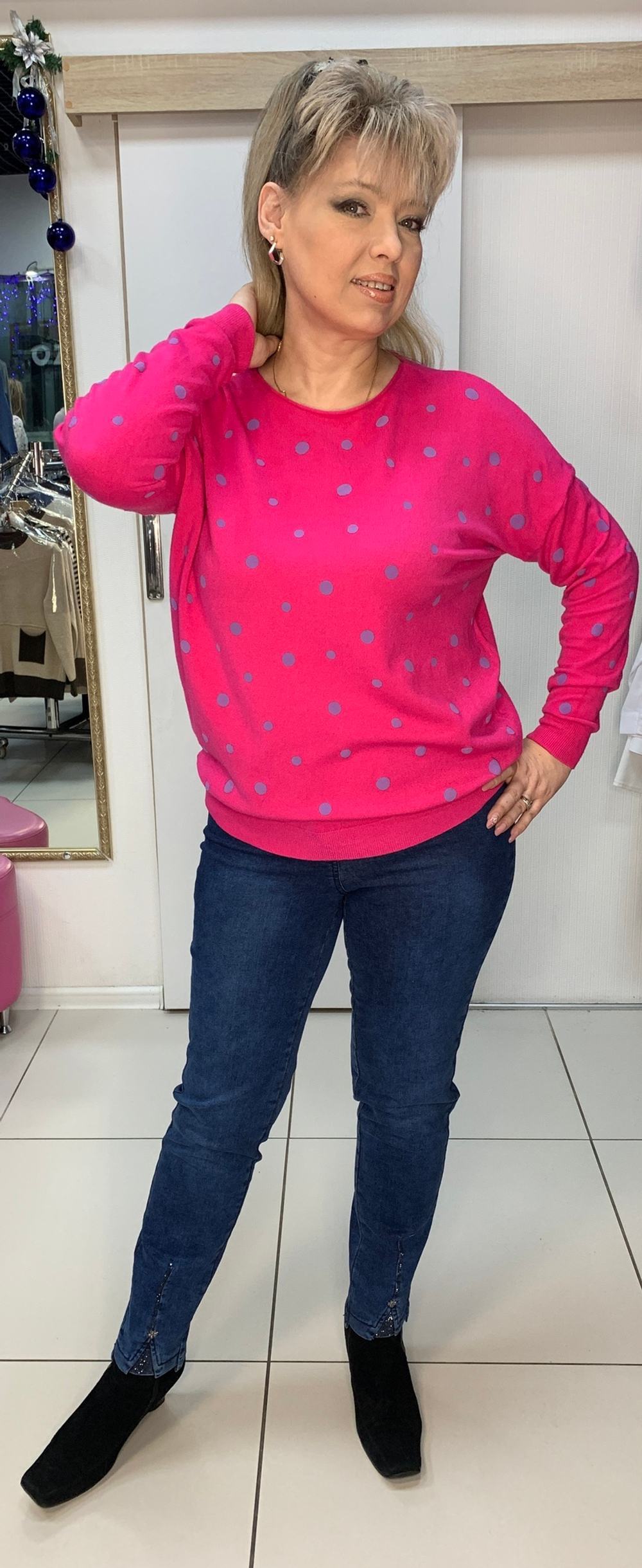 Яркий джемпер с голубыми горошинами