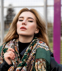 Платок шерстяной с шелковой бахромой