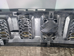 Решетка радиатора Suzuki Jimny 4 18-21 Б/У Оригинал 7211178r0