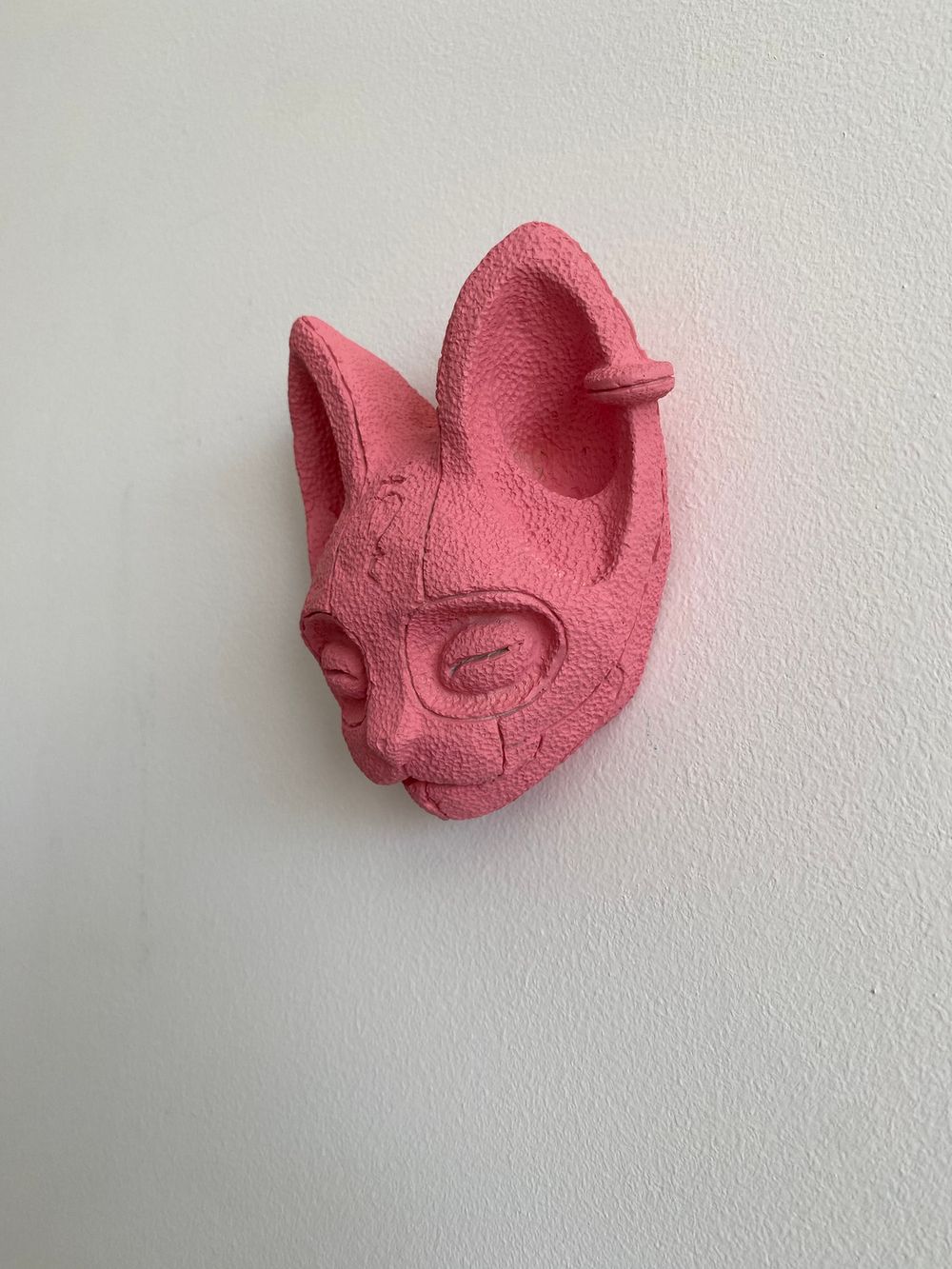 Барельеф Great Russian Wall Кошка с пирсингом розовый