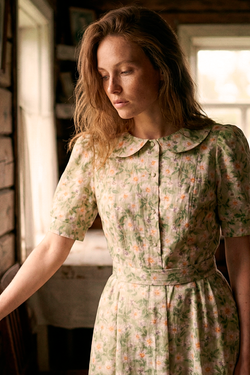 Платье с отложным воротником