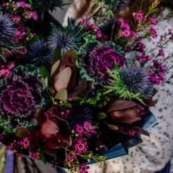 68. Элегантный темный букет с брассикой и эрингиумом