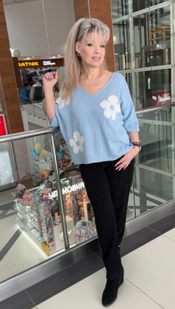 Трикотажный джемпер-блузон с белыми ромашками