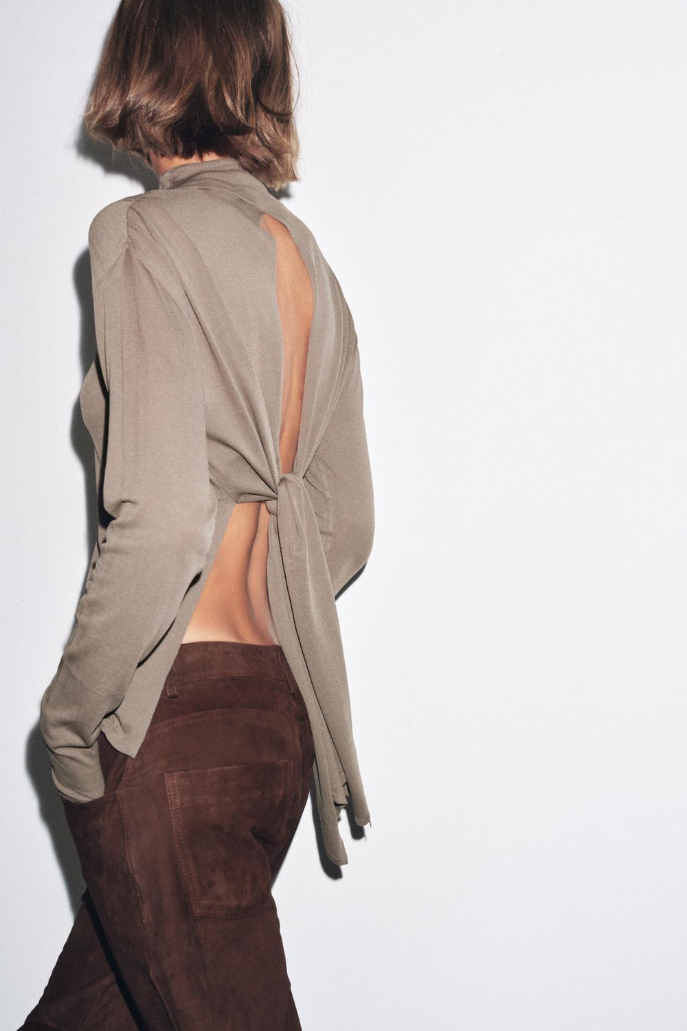 ZARA ТРИКОТАЖНЫЙ ТОП С УЗЛОМ НА СПИНЕ, СЕРО-КОРИЧНЕВЫЙ