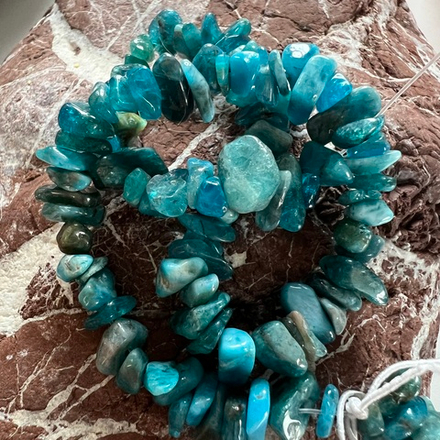 Апатит. Камни для изделий на заказ. Цена зависит от вида заказанного изделия