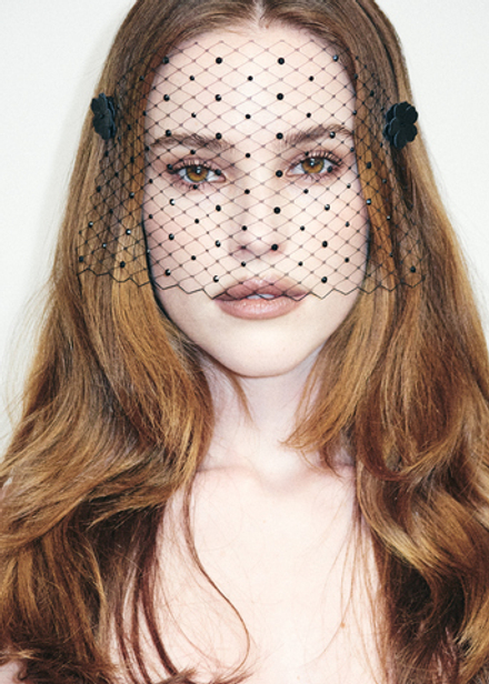 Вуаль черная с цветами из кожи и декором