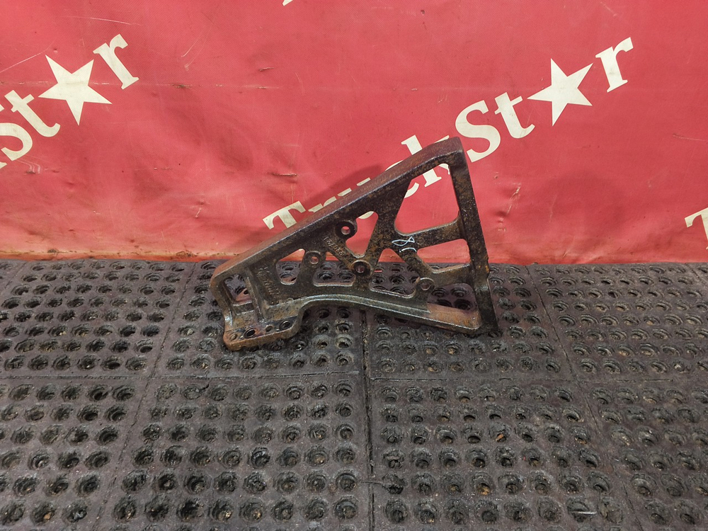 Кронштейн отбойника левый