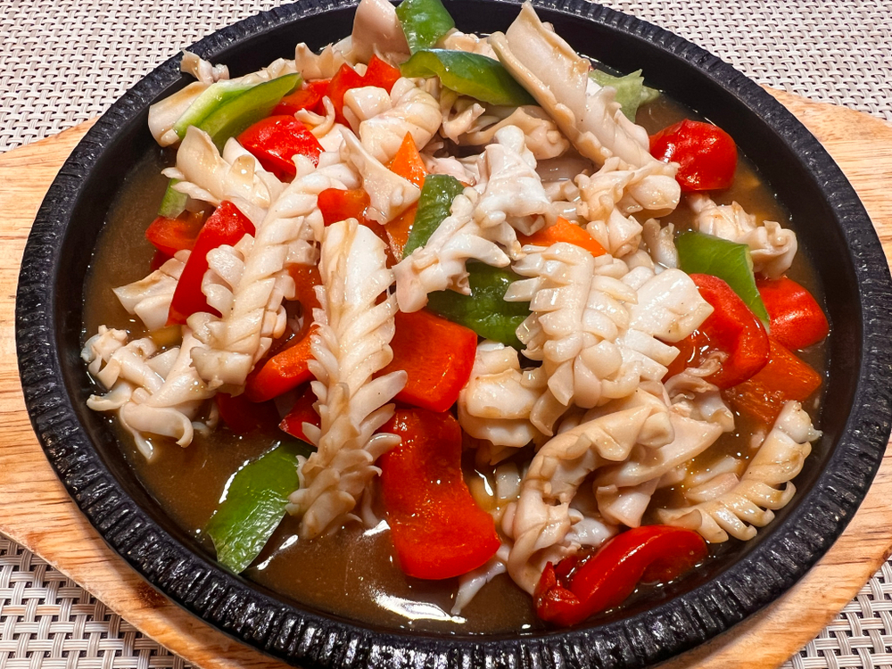 Кальмары на сковороде с овощами