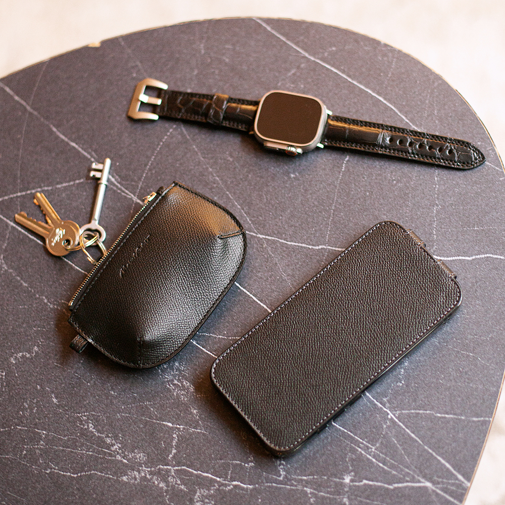 Чехол iPhone 16 Pro натуральная кожа сафьяно, черного цвета