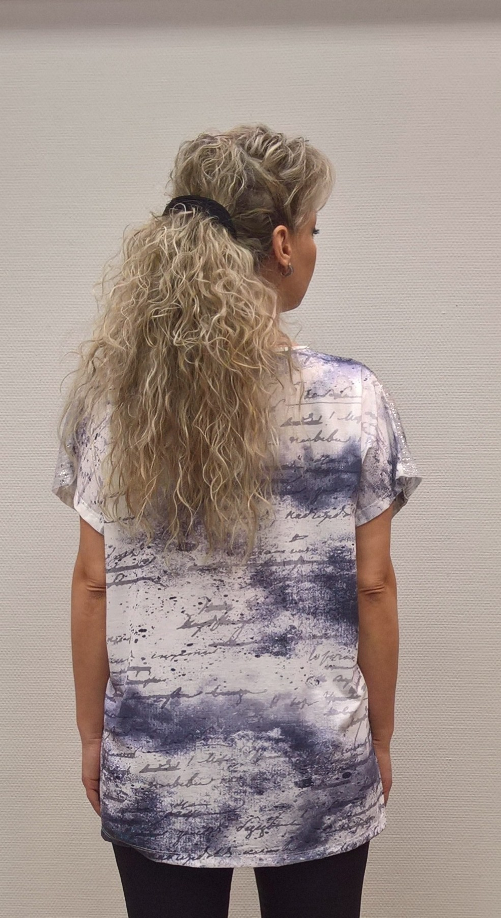 Светлый нарядный блузон со стразовыми бабочками