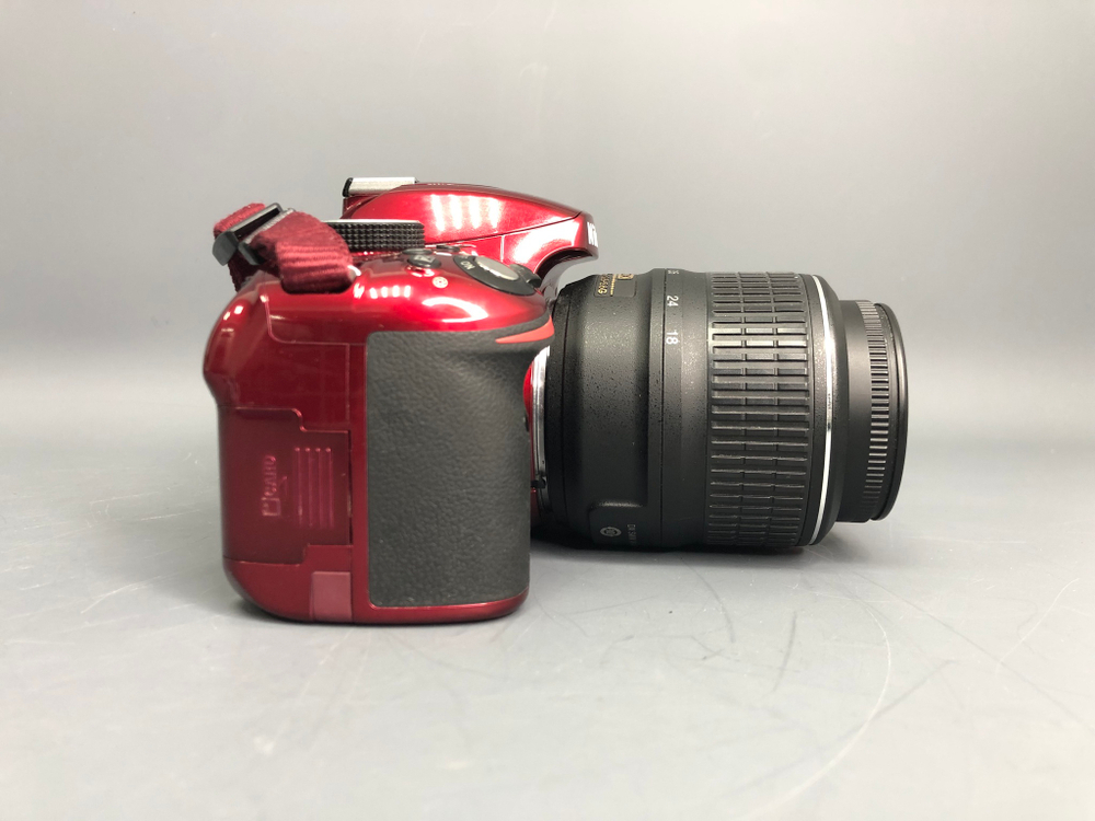 Nikon D3200 Red kit 18-55mm 3.5-5.6G VR 12.700 кадров