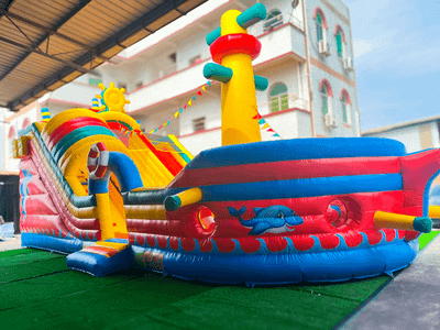 Большой надувной батут-горка «Корабль флибустьеров 2» 12*6*6 м