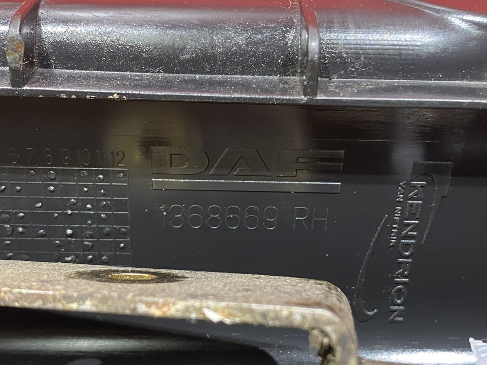 Накладка ручки бардачка правая 2018г