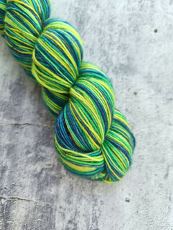 Носочная пряжа ручного окрашивания superwash 420 м / 100 г Цвет Мохито луна