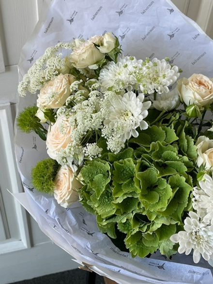 Букет из гортензии, амми, кустовых пионовидных роз, хризантемы и диантусов