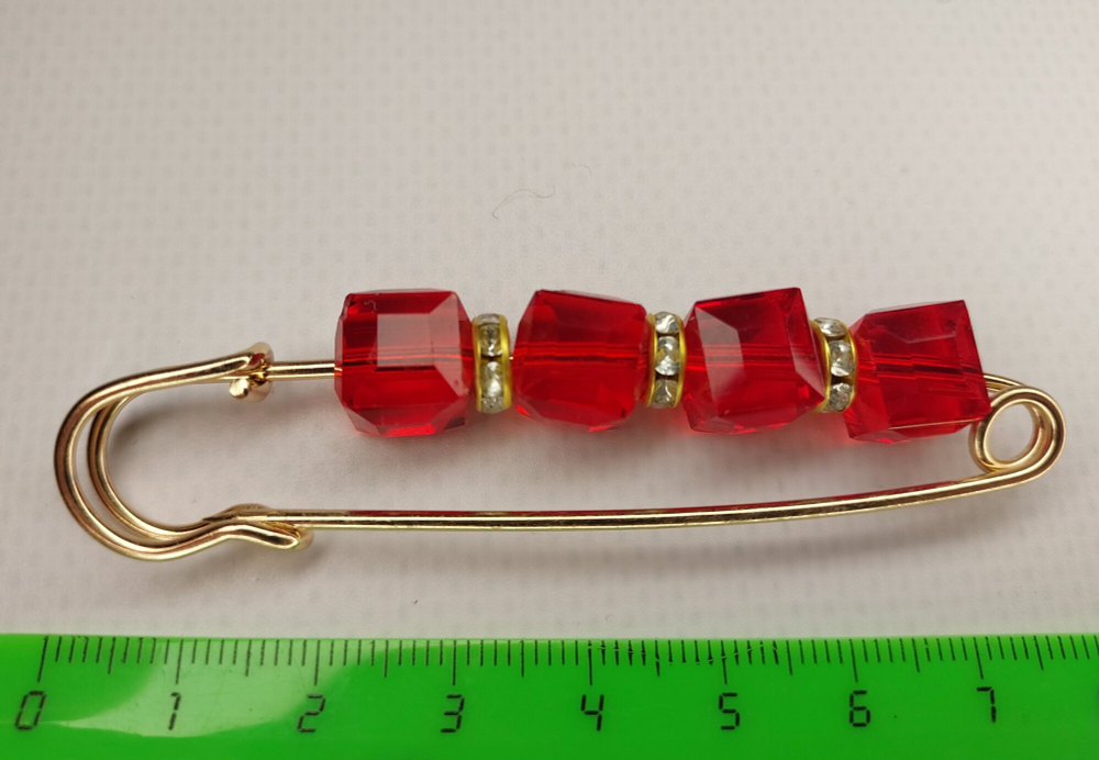 Булавка брошь "Красные камешки" для кардигана, пальто, платков, костюмов, шарфа, одежды .Цвет ярко красный.