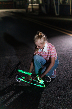 Самокат Micro Sprite Glow (светится в темноте) LED, Art Млечный путь