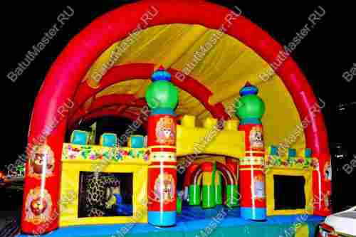Коммерческий надувной батут "Веселый дом и звери в нём" с крышей 14*7*6 м