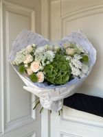 Букет из гортензии, амми, кустовых пионовидных роз, хризантемы и диантусов