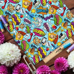 Ткань блэкаут небольшие звуки из комиксов на голубом фоне