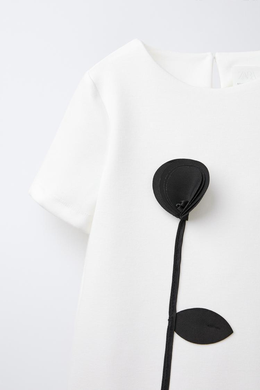 ZARA ПЛАТЬЕ С КОНТРАСТНЫМ ЦВЕТКОМ, БЕЛЫЙ