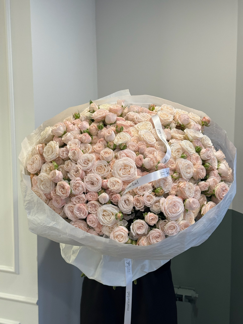 Букет моно из кутстовой пионовидной розы Бомбастик крупный бутон