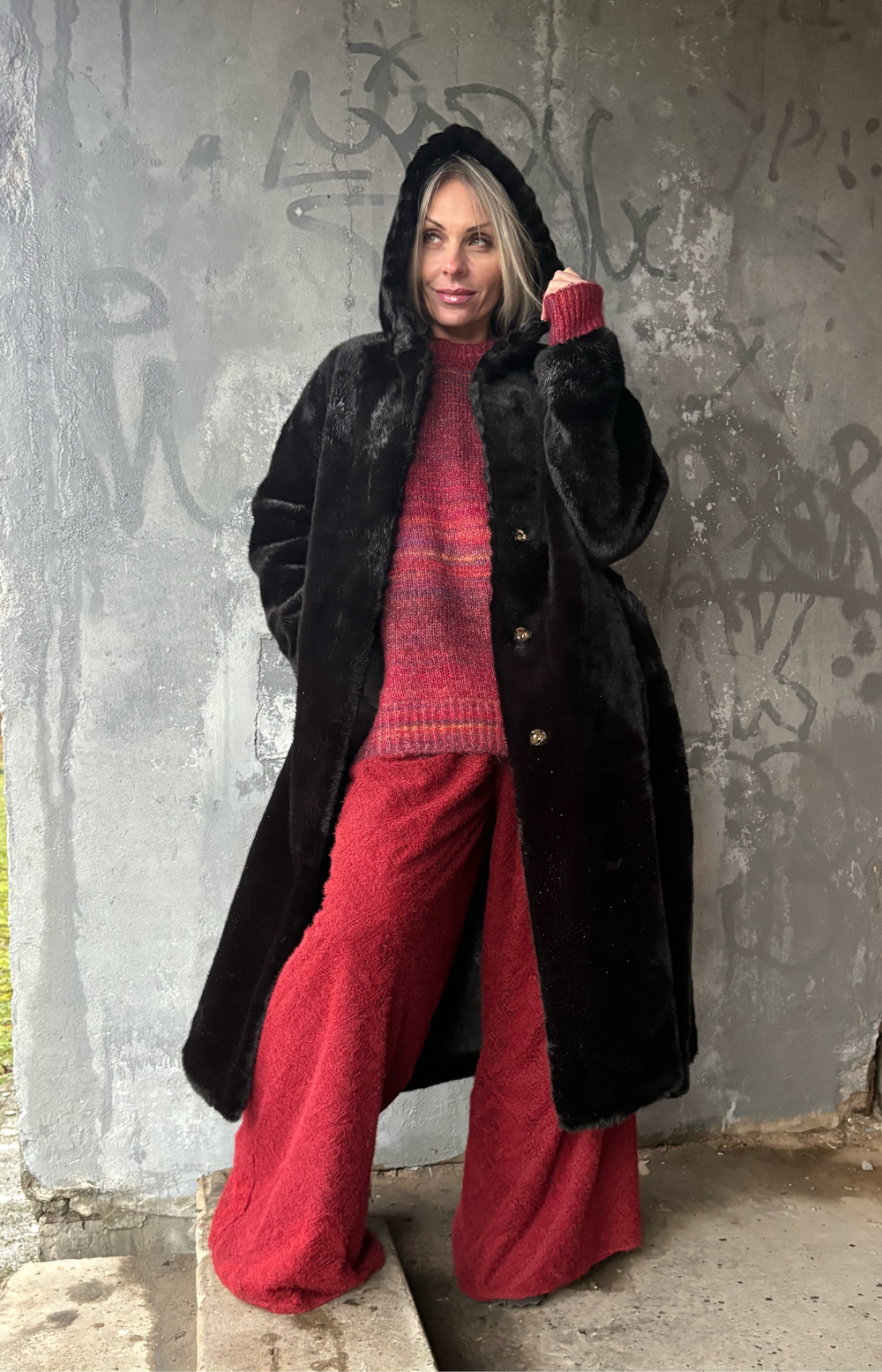 Шуба /черная с капюшоном /эко мех