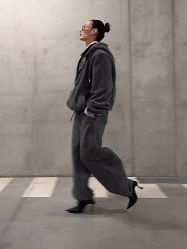 Теплый спортивный костюм в сером цвете