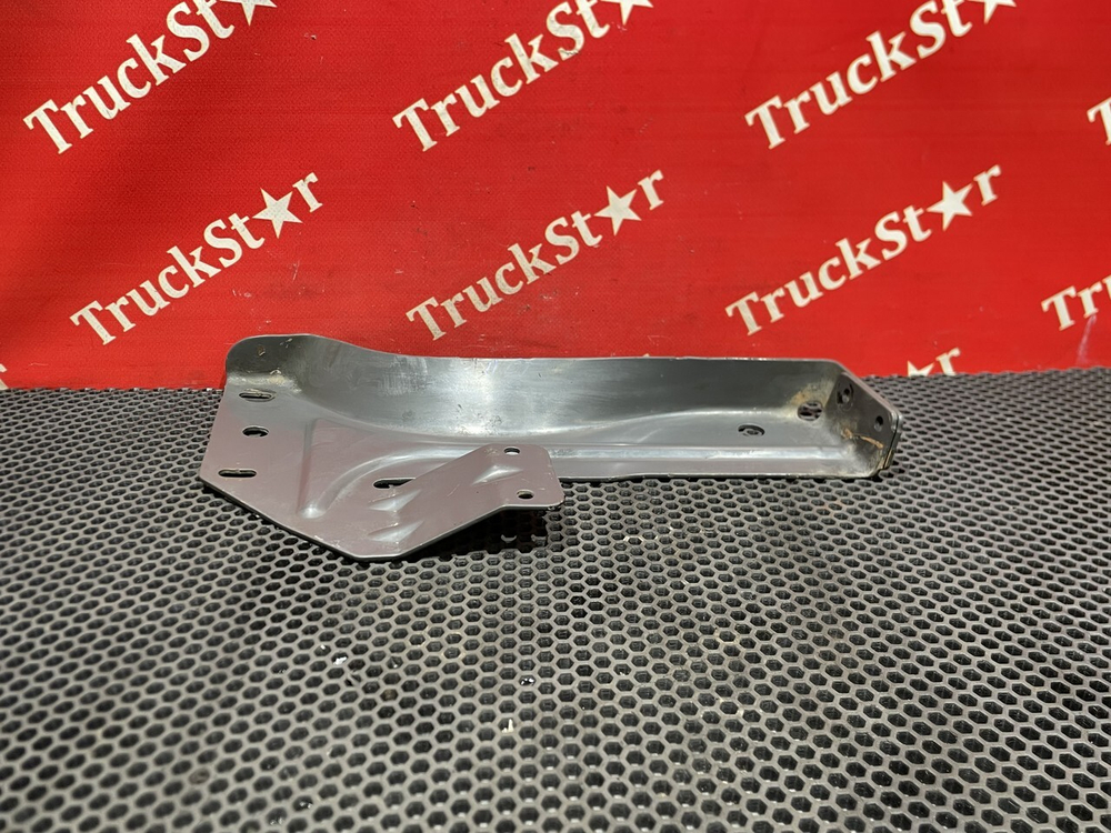 Кронштейн переднего бампера левый