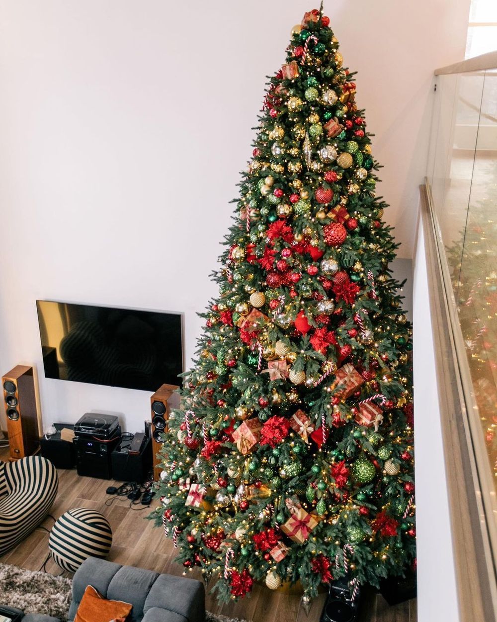 пышная елка большая