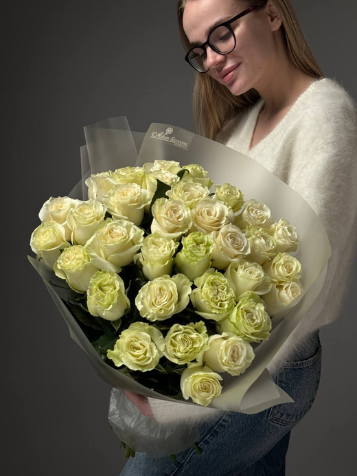 Букет из 35 белых роз в упаковке