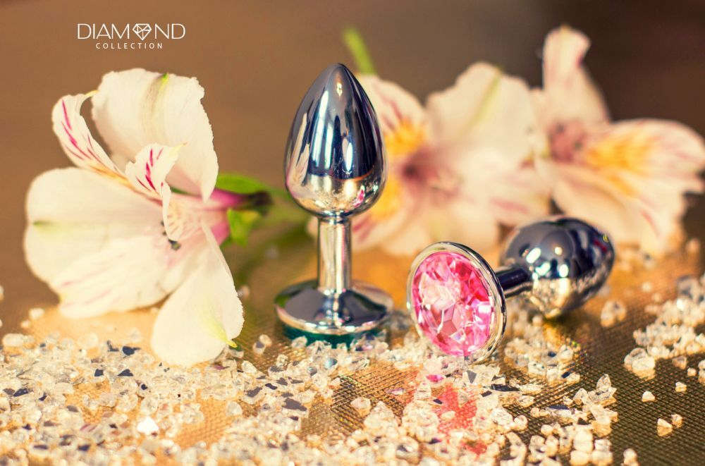 Большая серебристая анальная пробка Diamond Pink Sparkle Large с розовым кристаллом - 8 см.