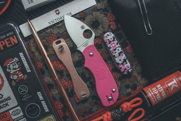Складной нож Spyderco Squeak Pink C154PPN c клинком из стали Böhler N690Co, рукоять FRN